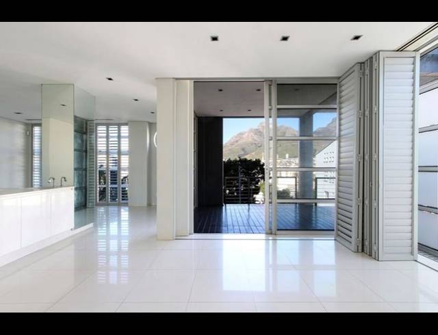 2 BEDROOM APARTMENT FOR SALE IN CAPE TOWN CITY CENTRE